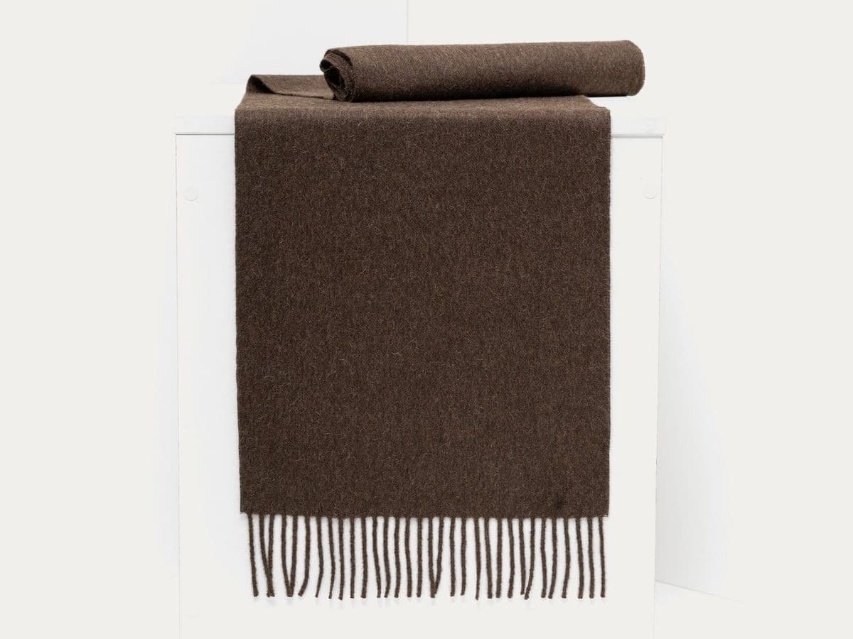 Baby Alpaca scarf, 30 by 190 cm, in a herringbone weave with a fringed finish